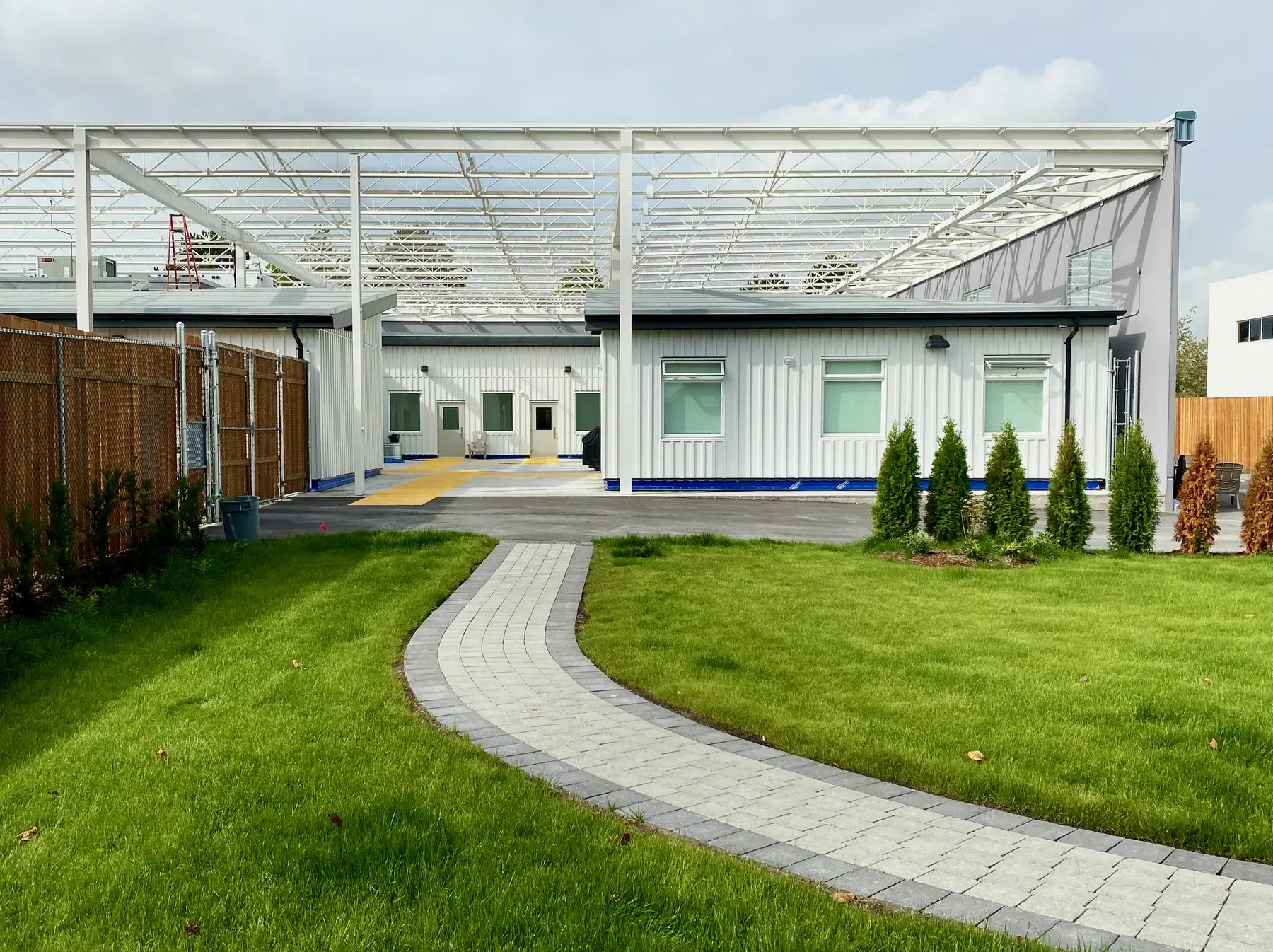 Landscaped courtyard at Richmond Emergency Shelter